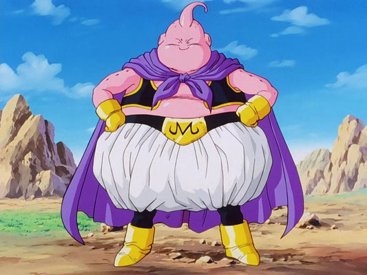Le gros Majin Boo, rose, cape violette et pantalon bouffant blanc, sourit les poings sur les hanches dans un décor rocheux sous un ciel bleu.