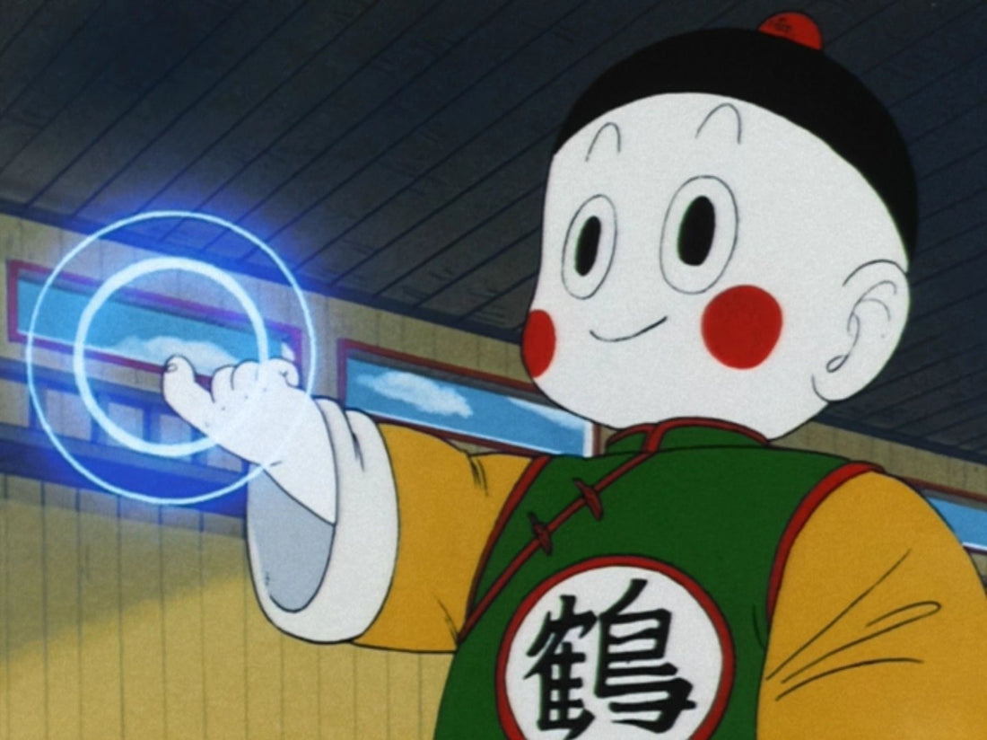 Uśmiechnięty Chiaotzu w zielonej tunice ze znakiem kanji żurawia wyciąga dłoń, z której rozchodzą się niebieskie kręgi telekinezy