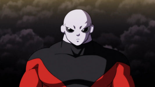 Jiren en plan poitrine, tête lisse gris pâle et grands yeux noirs, dans sa combinaison rouge et noire, devant un ciel de nuages sombres