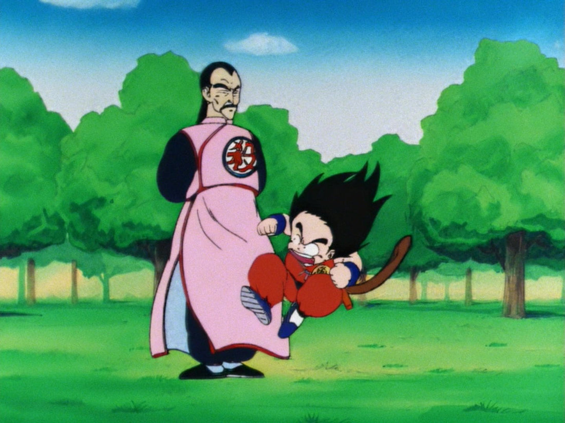 Tao Pai Pai, en longue tunique rose frappée d'un kanji rouge, reste impassible pendant que le petit Goku l'attaque en plein saut, sur une pelouse arborée.