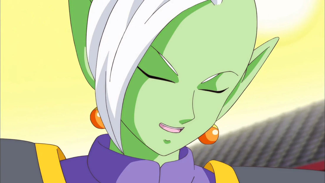 Gros plan de Zamasu, peau vert pâle, cheveux blancs et boucles d'oreilles orange, qui sourit les yeux fermés, col violet sous une tunique grise et jaune.