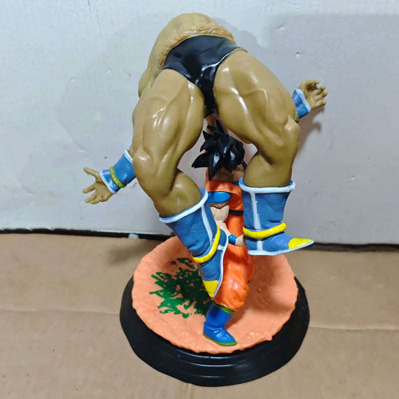 Figurine Dragon Ball - Goku soulevant Nappa